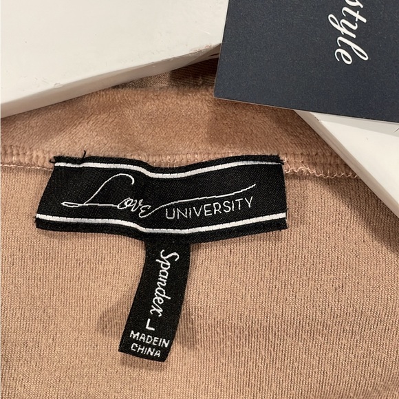 Plush velvety V-neck tunic. Coquette side splits. Cozy chic. - Picture 3 of 7